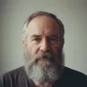 Retrato granulado de busto de um homem idoso
